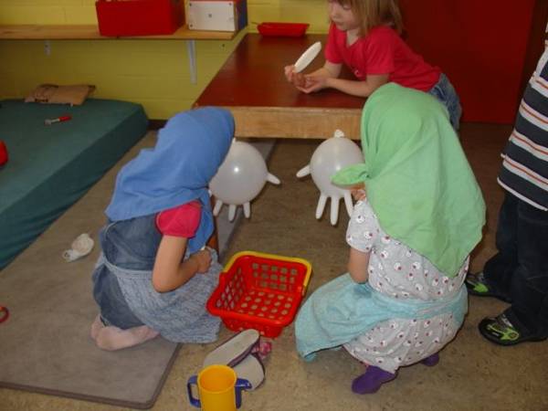 Kinder sind verkleidet und spielen